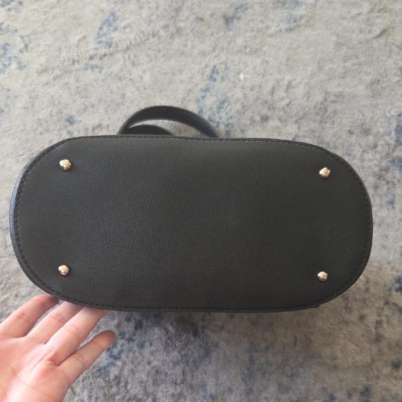 Guess Elegant Black Tote with Gold Details - Picture 3 of 8